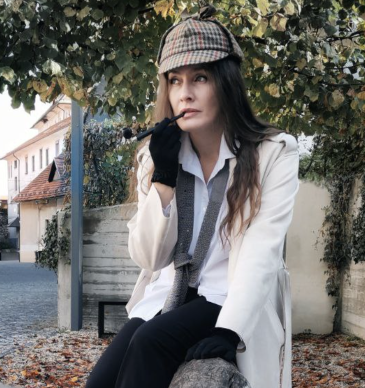 Наталья Лапина в детективном образе — в клетчатой шляпе и светлом плаще